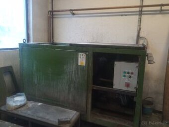 Stroj omílací vibrační