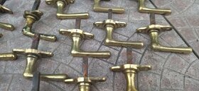 Mosazné okenní kování