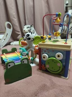 2 dřevěné vzdělávací hračky + jedna hrací