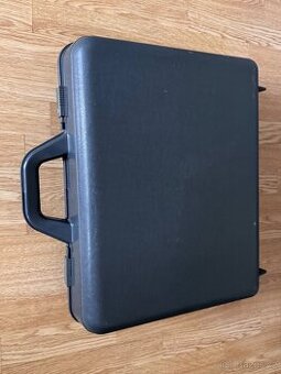 Kufříkový psací stroj CONSUL 2223, oranžové barvy