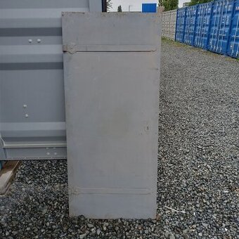 Ocelová vrata z půdy.