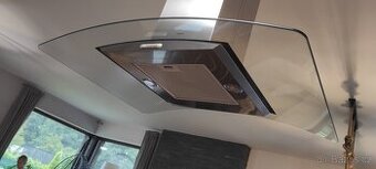 Krásná skleněná digestoř Whirlpool