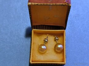 Velmi staré náušnice ve tvaru perly.