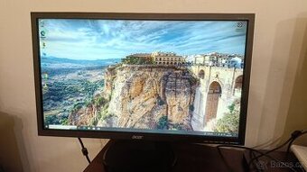 Počítač s monitorem a příslušenstvím