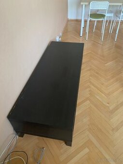 Stul pod televizi