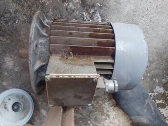 Motor přirubovy