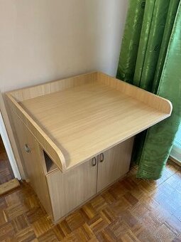 Skříňka s přebalovacím pultem