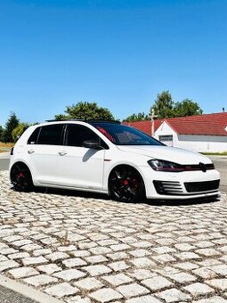 Rezervace VW Golf 7 PERFORMANCE Airlift/ DSG / Pano / Kamera