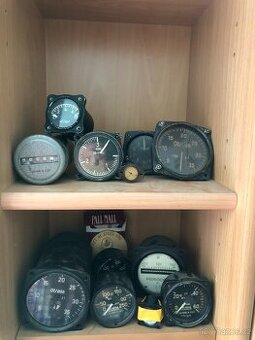 Letecke, vrtulnikove, a tankove pristroje, manualy