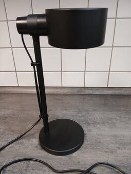 Stolní černá lampička