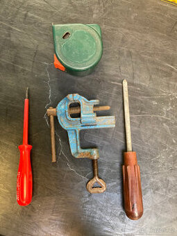 Svěrák stolní malý 400 kč