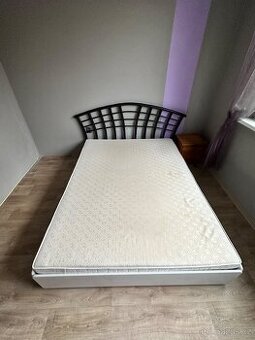 Postel s úložným prostorem