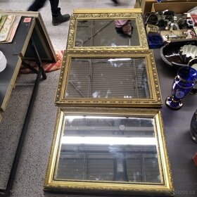 zrcadla ve drevenych zlacenych ramech drevene