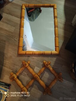 zrcadla ve drevenych ramech