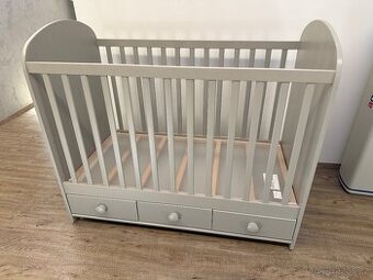 Dětská postýlka s e 3 šuplíky