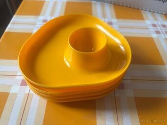 4 žluté retro plastové talířky na vajíčka