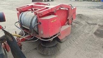 Zametací stroj tažený.