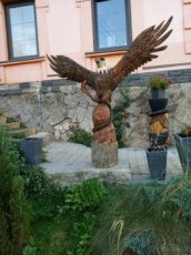 zahradní dekorace vyřezávaný orel motorovou pilou