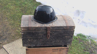 VOJENSKÝ KUFR + HELMA - 1