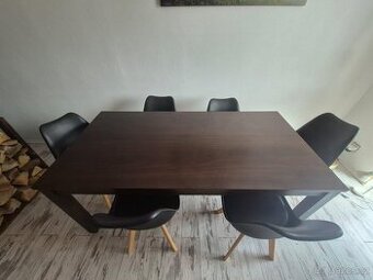 Velký jídelní stůl