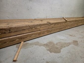 Staré kartačované trámy