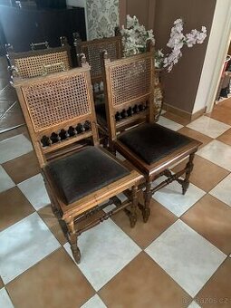 Historické masivní židle