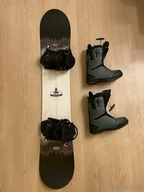 Snowboard a boty značky Gravity (EUR 42,5)
