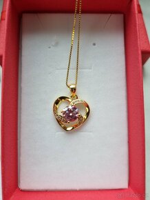 Zlatý náhrdelník ve tvaru srdce s růžovým moissanitem 1ct