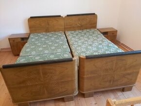 Staré postele a stolky