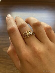 Zlatý dámský prsten kombinace žlutého a červeného zlata
