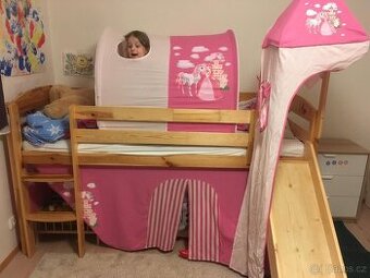 Postel pro holcicku se skluzackou tunelem a hradem