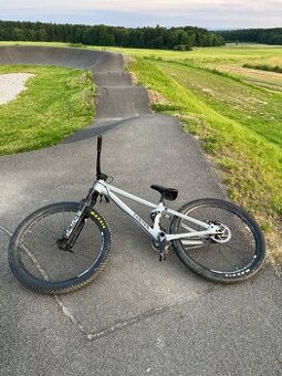 Slopestyle kolo Canyon stitched 720 pro