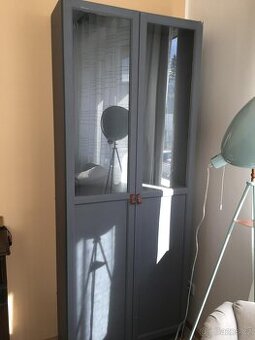4x knihovna IKEA BILLY s prosklenými dvířky OXBERG v šedé ba