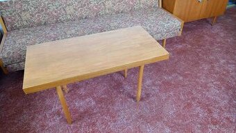 Konferenční stolek.