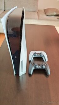 PS5 + 2 ovladače + 4 hry + PS Plus do 10.9.2026