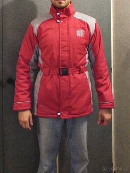 Zimní červeno šedivá bunda nebo kabát