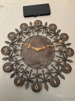 Kovové hodiny na zeď