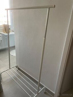 Šatní stojan Rigga