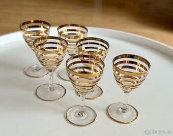 Sada starých sklenek