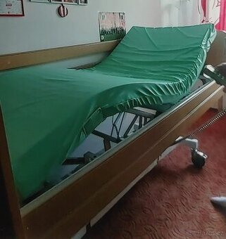 Polohovací postel s antidekubitní matrací+ zvedací madlo.