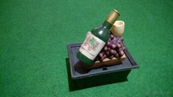 Váza, hodiny, solná lampa, popelník, fonána