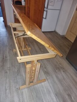 Dětský psací stůl polohovací a výškově  nastavitelny