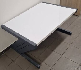 Prodám konferenční stolek