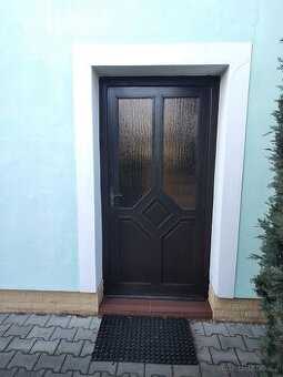 Hezké dřevěné vchodové venkovní dveře se sklem na chalupu