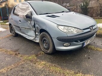 Bouraný Peugeot 206 1.4, benzín