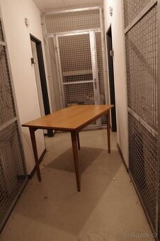 dřevěný jídelní stůl