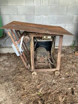 Pila kyvadlová na palivové dříví.