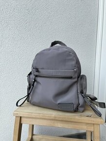 Šedý nylonový batůžek od Parfois