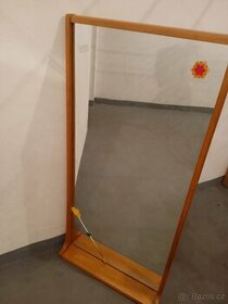 Zrcadlo s policí v rámu