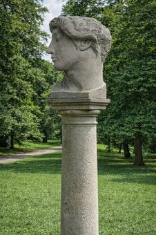 Kamenné plastiky a reliéfy